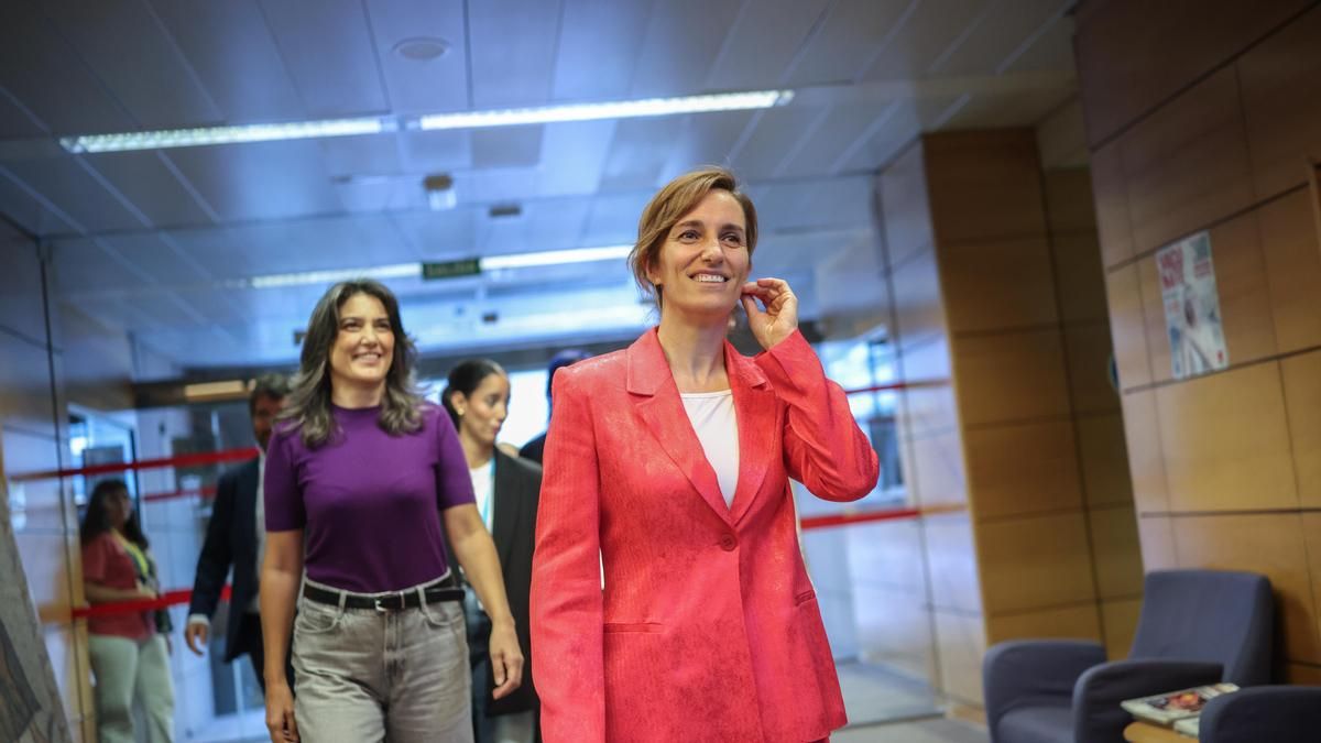 La ministra de Sanidad, Mónica García, junto a la portavoz de Más Madrid en la Asamblea de Madrid, Manuela Bergerot, durante el debate sobre el Estado de la Región en la Asamblea de Madrid.