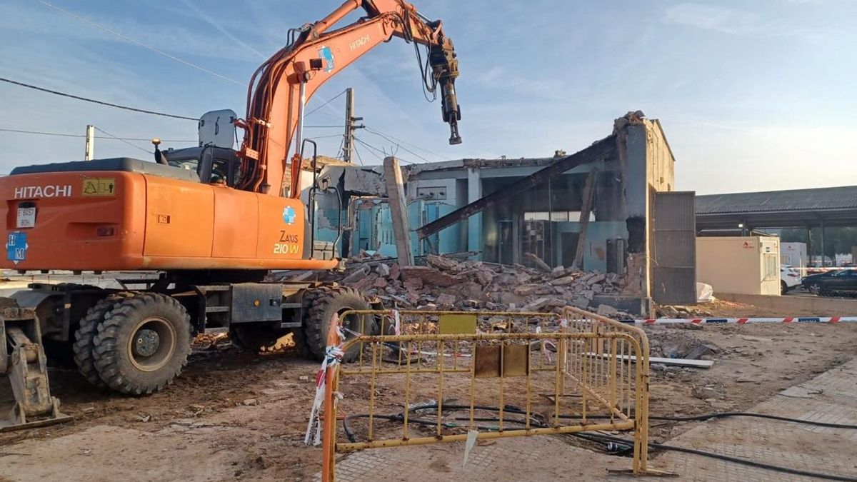Trabajos de demolición de la estación de Paiporta.