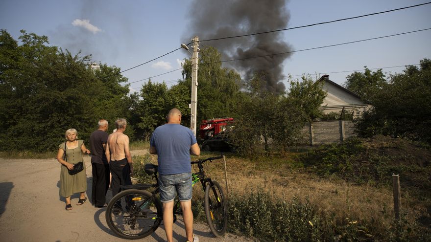 Personas observan un incendio que destruyó una vivienda tras el ataque de un cohete ruso en Járkov (Ucrania), en una fotografía de archivo. EFE/ Orlando Barría
