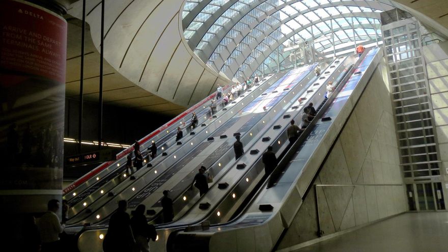 Escaleras que suben desde la Estación de Canary Wharf, en Londres.