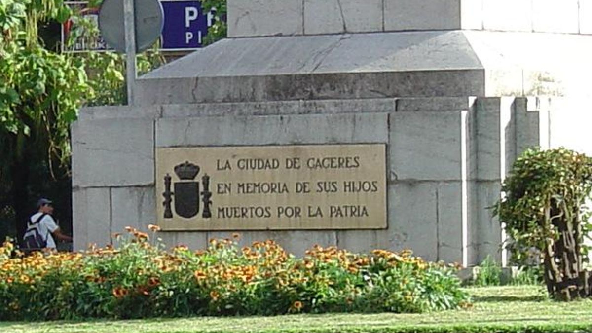 Inscripción actual en la Cruz de los Caídos de Cáceres