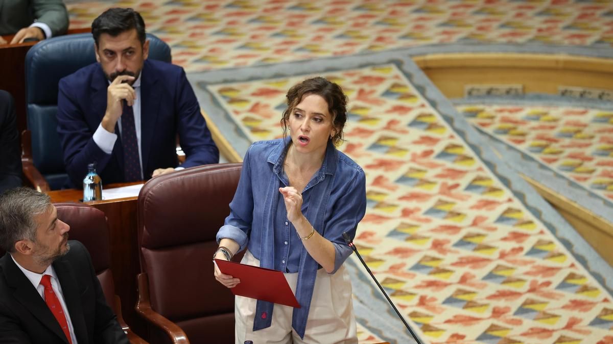 Más Madrid pide un juicio contra Ayuso "por corrupta" y ella carga contra "las mentiras" sobre el ático y las listas de espera