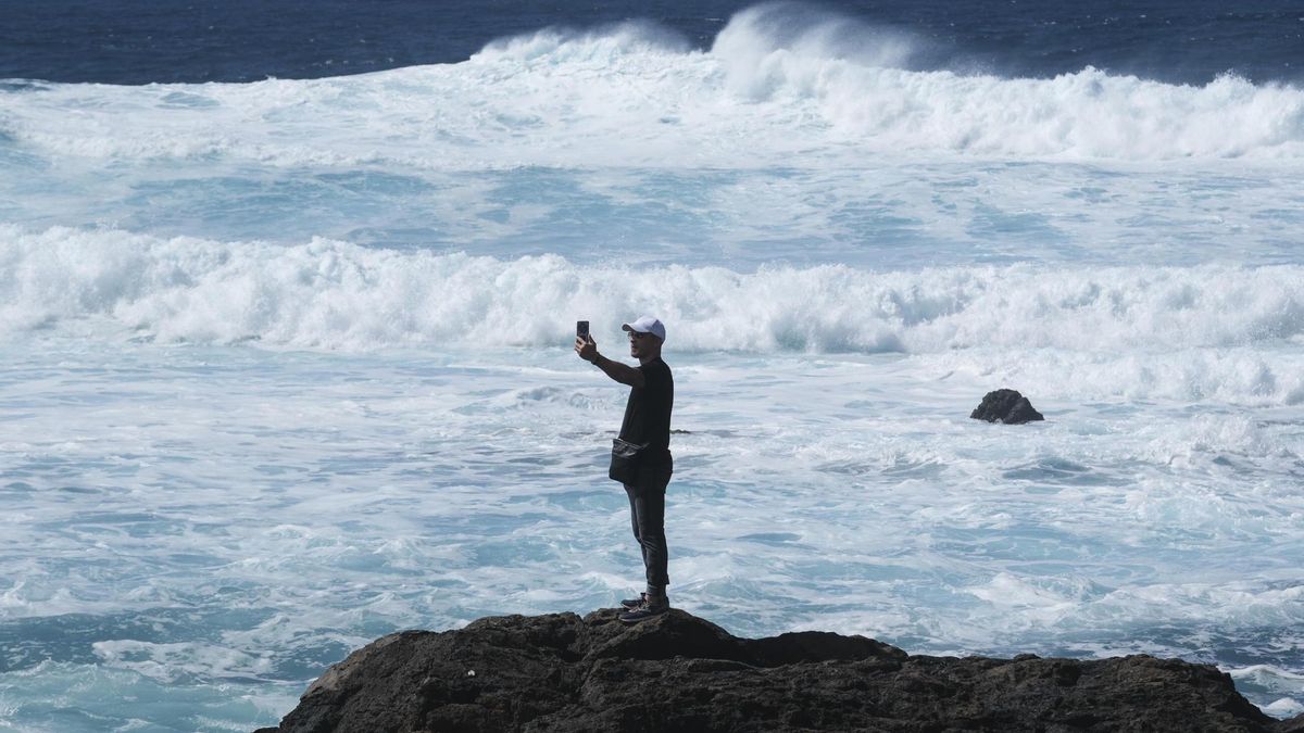 Olas en la costa de la localidad de La Punta del Hidalgo en La Laguna, Tenerife. EFE/Alberto Valdés