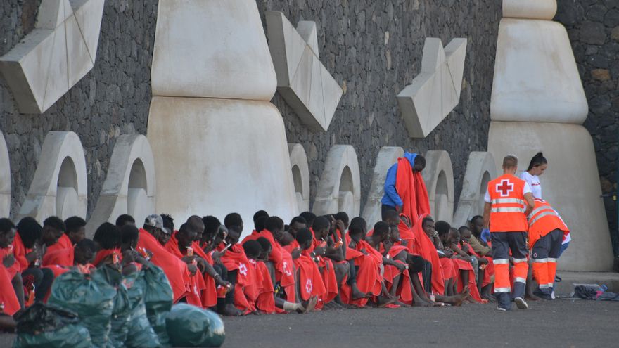 Rescatadas cinco embarcaciones con unos 290 inmigrantes en aguas canarias