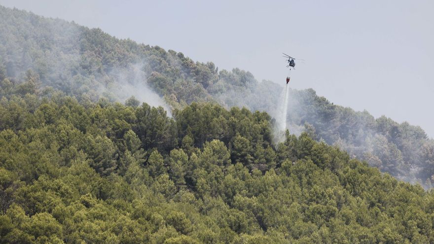 Un helicóptero descarga agua en los alrededores de Artana (Castellón).