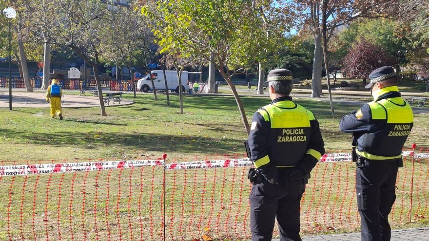 El Ayuntamiento de Zaragoza desaloja a las personas sin hogar del parque Bruil y lo cierra hasta la primavera
