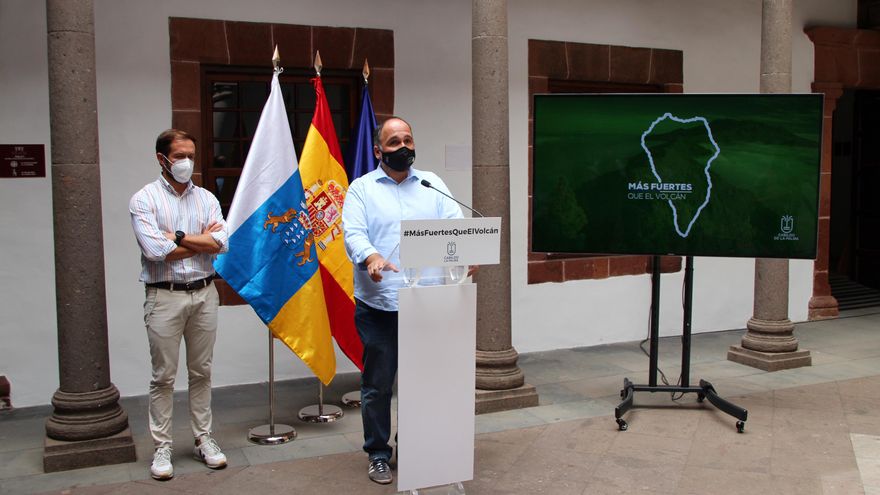 Mariano Hernández, presidente del Cabildo de La Palma, y José Antonio Valbuena, conesejro de Transición Ecológica, Lucha contra el Cambio Climático y Planificación Territorial del Gobierno de Canaria, este martes.