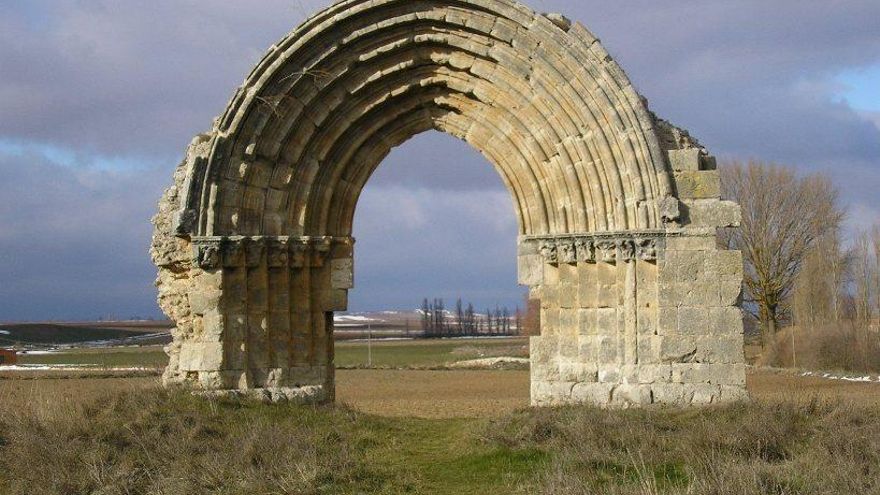 El arco románico más solitario de España: los restos de la iglesia medieval que resisten en un campo de Burgos