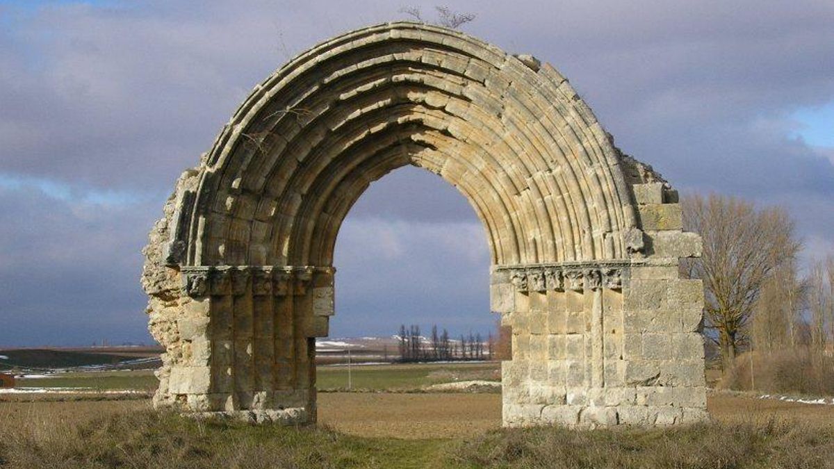 El arco románico más solitario de España: los restos de la iglesia medieval que resisten en un campo de Burgos