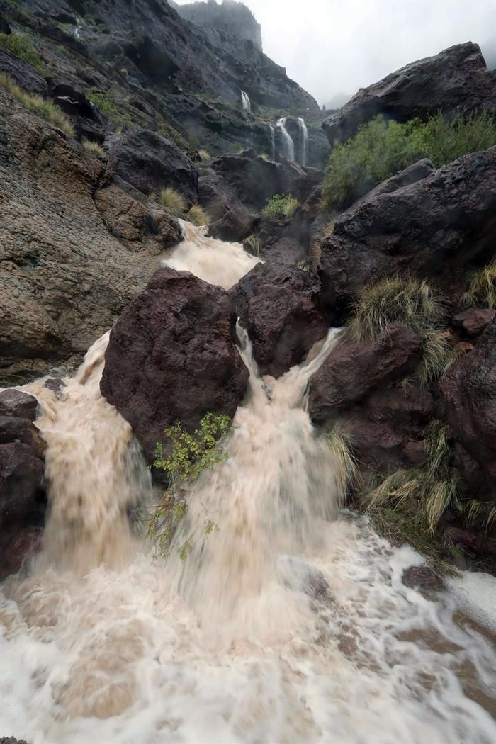 Cascadas de agua de lluvia en la localidad de Veneguera