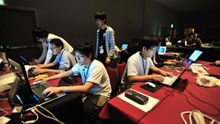 Un equipo participa en el juego "Capture the Flag" en DEF CON 17 | Foto: Nate Grigg CC