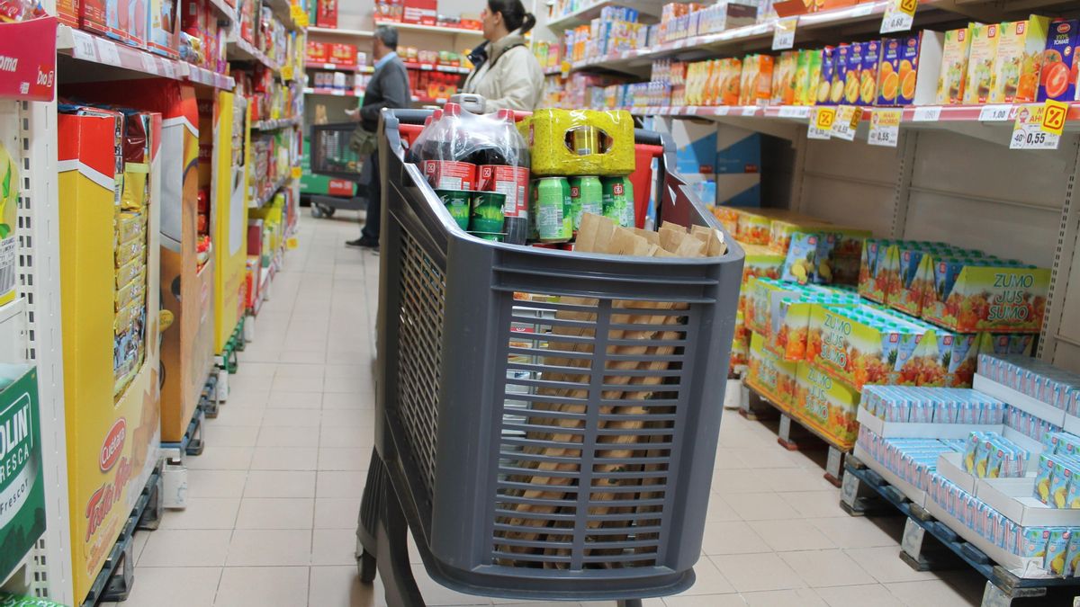 Las familias españolas pueden ahorrar 836 euros al año en la cesta de la compra, un 22% menos