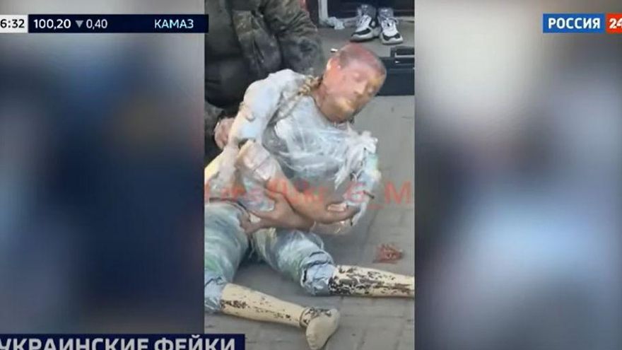 La televisión rusa usa imágenes de archivo de un muñeco para acusar a Ucrania de falsificar cadáveres