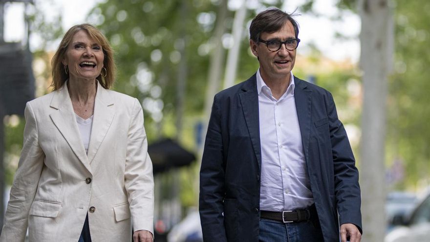 La viceprimera secretaria y directora de campaña del PSC, Lluïsa Moret, junto a Salvador Illa esta tarde