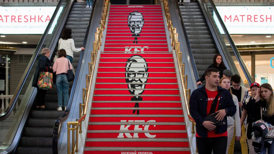Anuncio de KFC en un centro comercial ruso