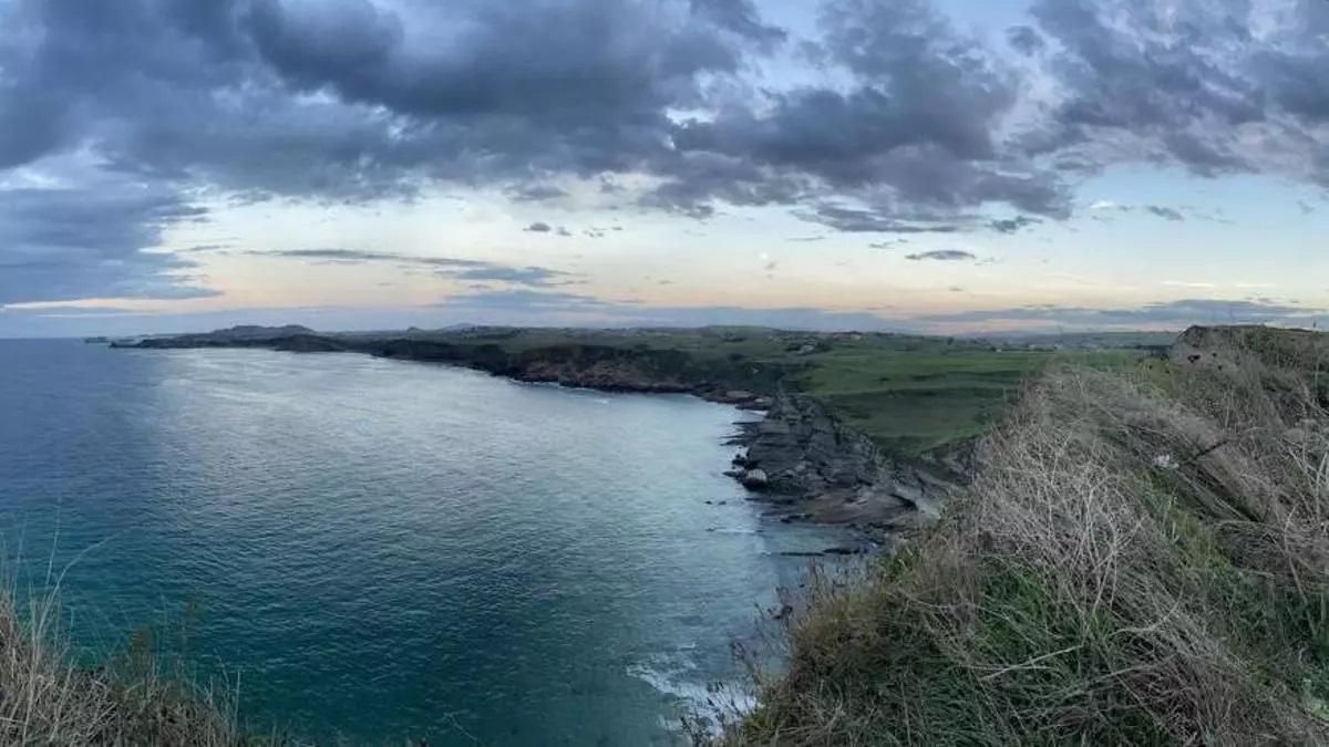 La costa de Cantabria desde Punta Ballota, en la localidad de Tagle.