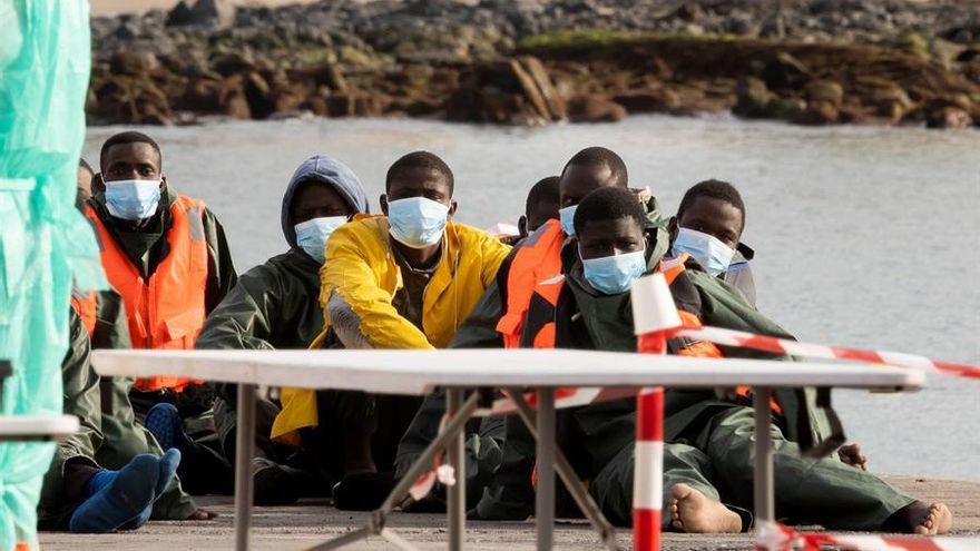 El bloqueo de migrantes en Canarias empuja a la huelga de hambre a más de 170 senegaleses