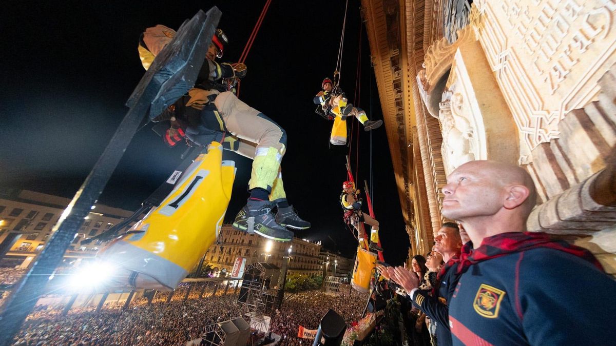Bomberos descendiendo por la fachada del Ayuntamiento