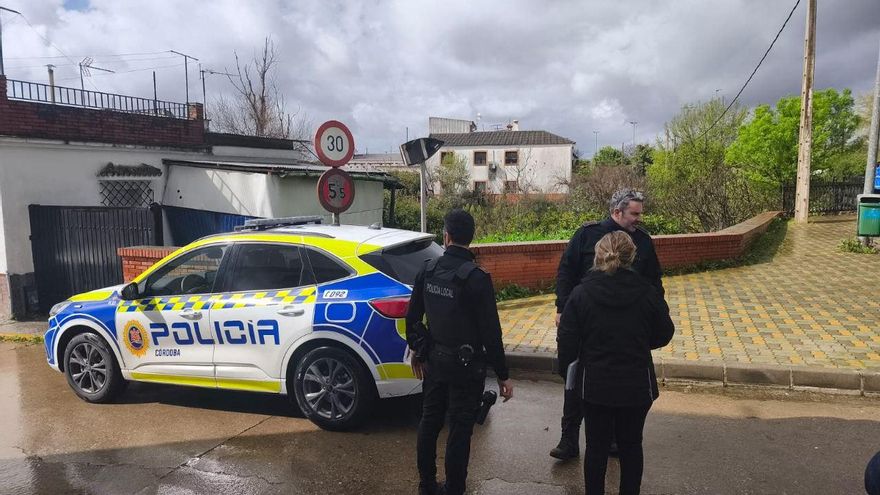 La Policía Local vigila las parcelaciones del aeropuerto y el entorno de Alcolea ante riesgo de inundación