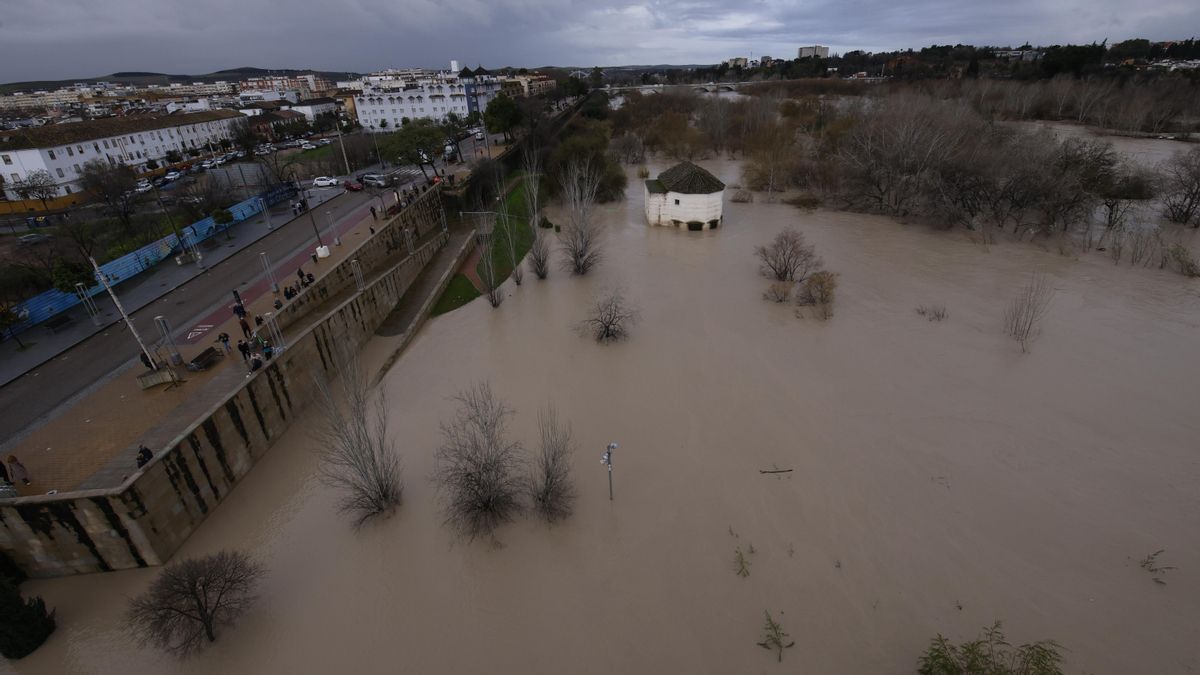El río Guadalquivir aumenta su caudal a su paso por Córdoba