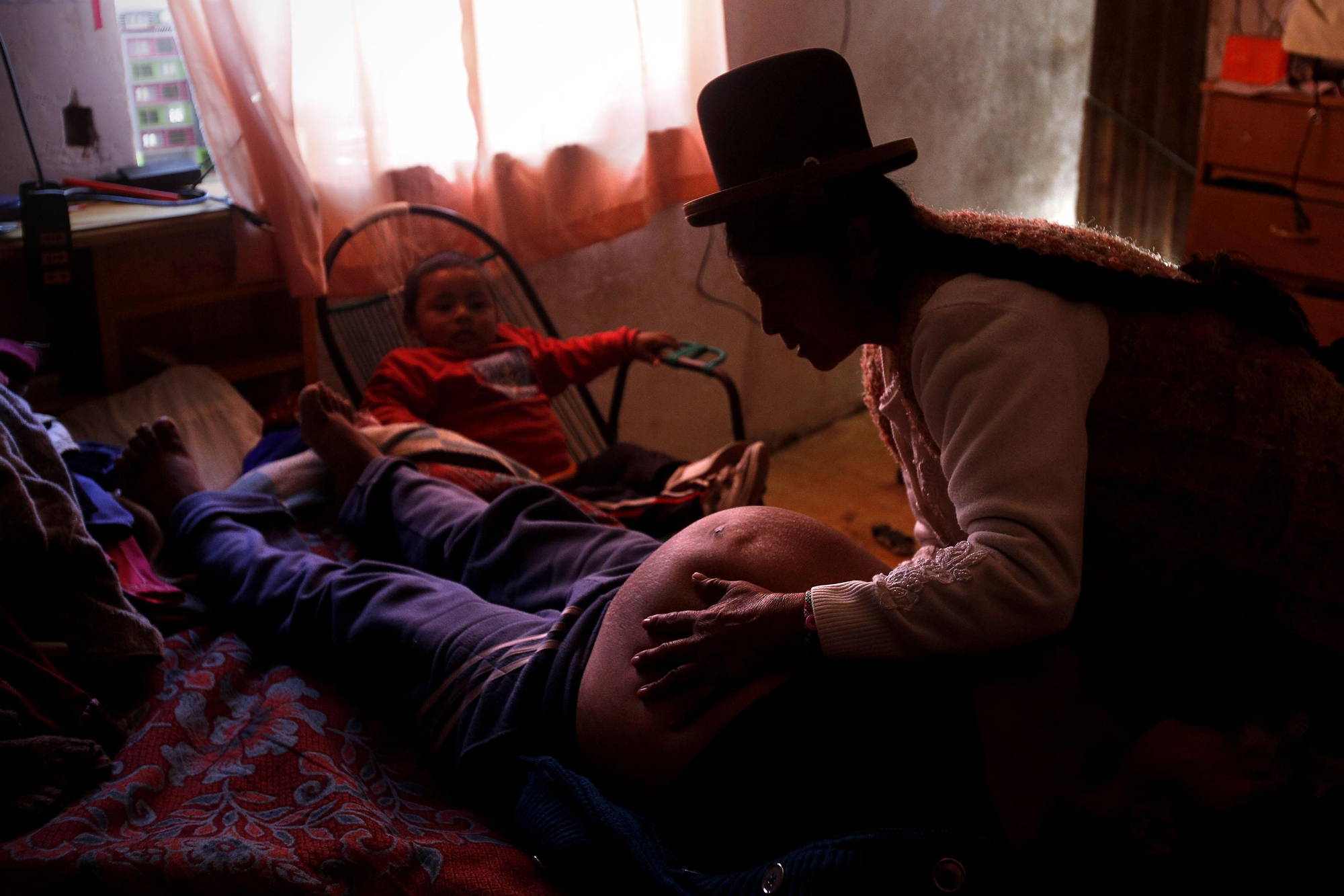 La partera Leonarda trata a Silvia Aliaga una semana antes de su parto en su casa de Patacamaya/ Fotografía: Olmo Calvo