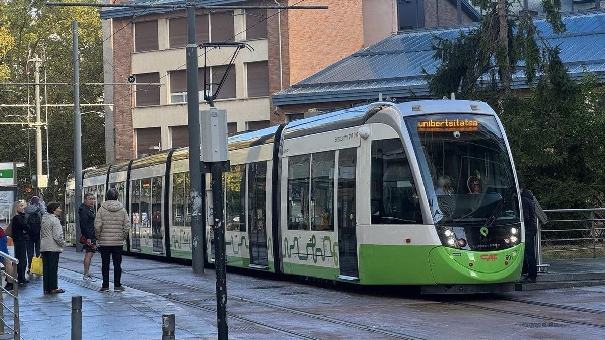 Cortadas todas las líneas del tranvía en el centro de Vitoria este martes a primera hora por un "obstáculo" en la vía