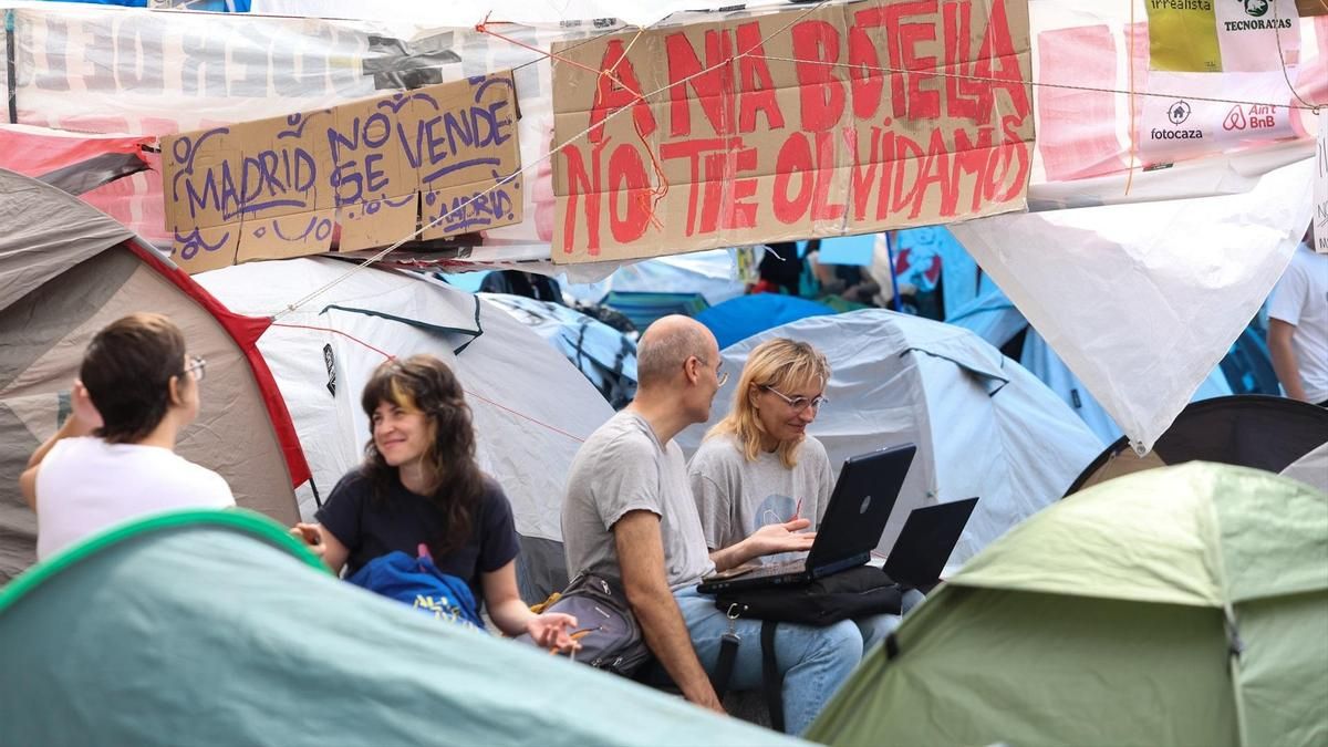 Manifestantes durante la acampada de la Puerta del Sol, este viernes.
