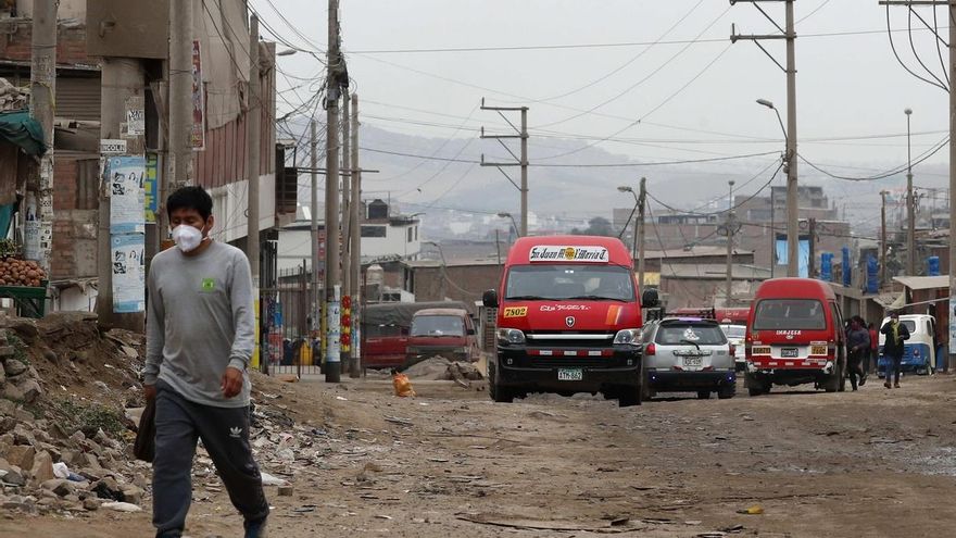 Registro general este miércoles de un sector del asentamiento humano "La Nueva" en el distrito de San Juan de Miraflores, sitiado por la pandemia de COVID-19, en Lima (Perú).