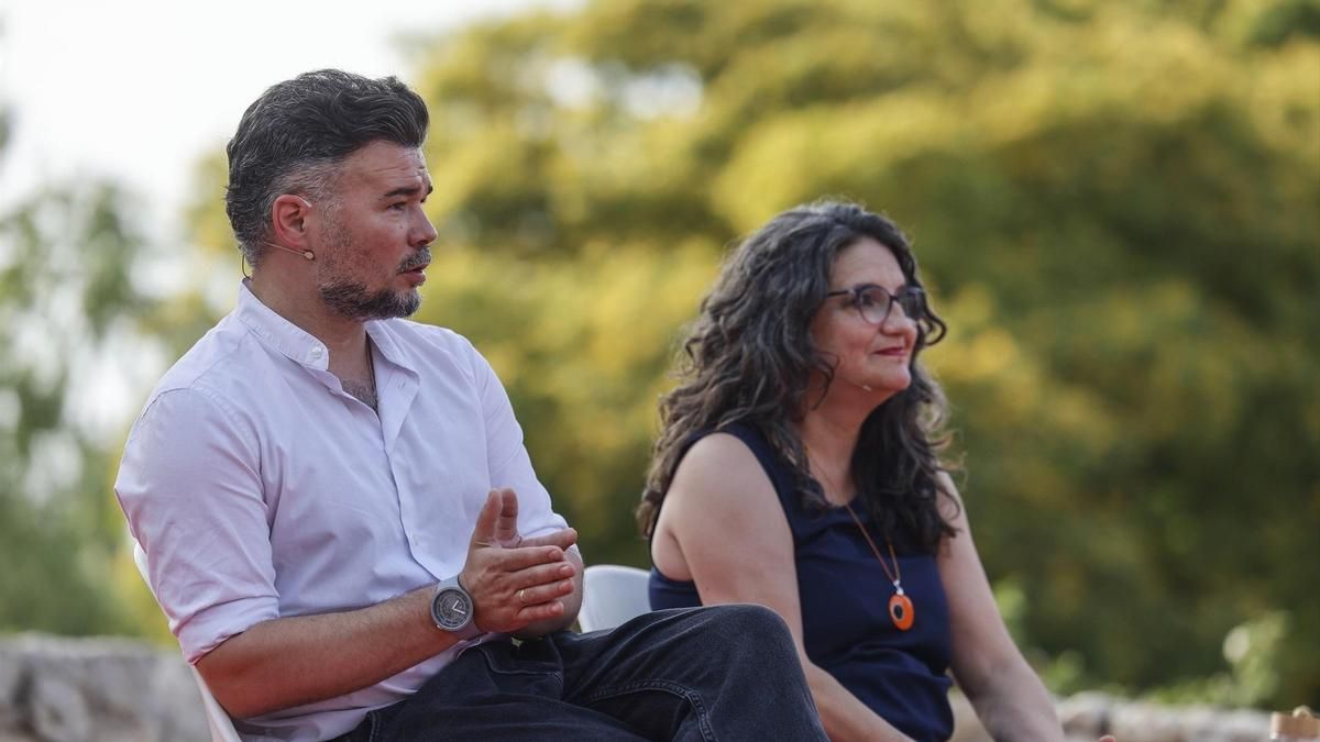 El portavoz de ERC en el Congreso, Gabriel Rufián, y la candidata de Compromís a la alcaldía de Valencia, Mónica Oltra, el viernes.