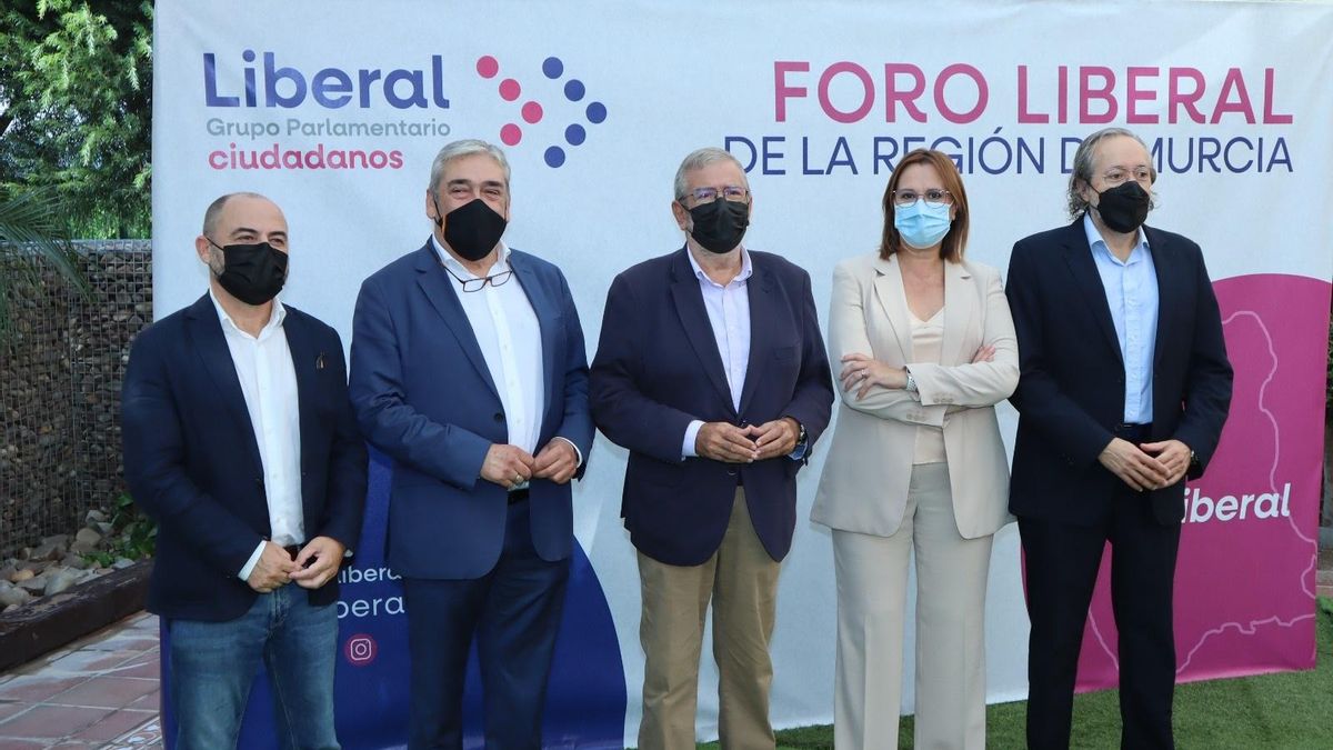 El escritor y periodista Juan Carlos Girauta junto a Isabel Franco y Francisco Álvarez