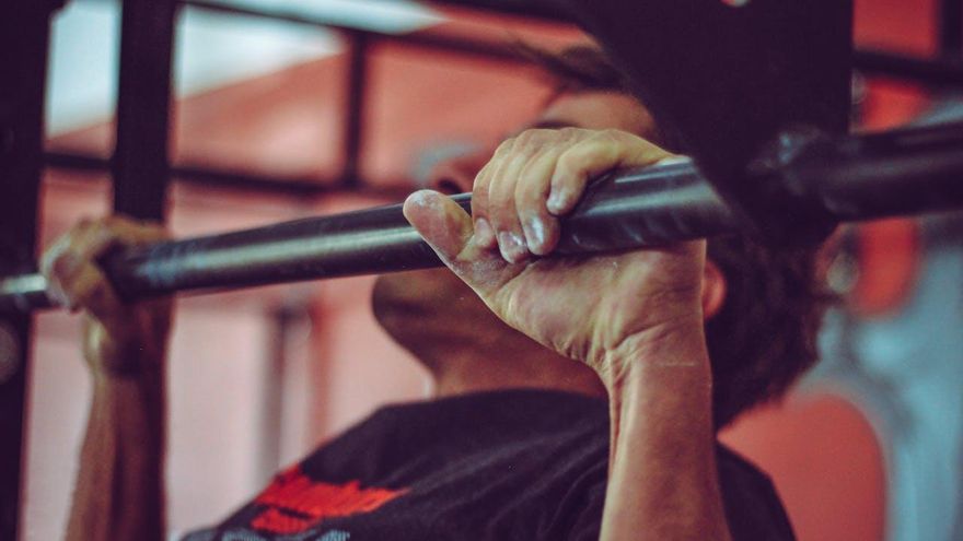 Olvida las flexiones y dominadas: estos ejercicios son su versión sencilla con la que también podrás ganar fuerza
