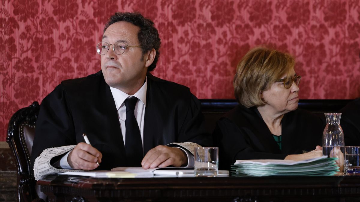 El fiscal general del Estado, Álvaro García Ortiz (i), junto a sus abogados Consuelo Castro y José Ignacio Ocio