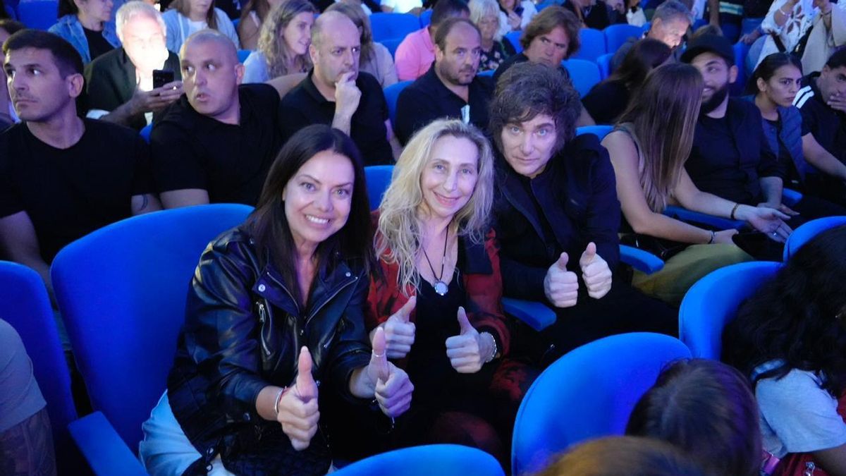Javier Milei asistió a la función de teatro de Fátima Florez junto a su hermana Karina y la ministra de Capital Humano, Sandra Pettovello.