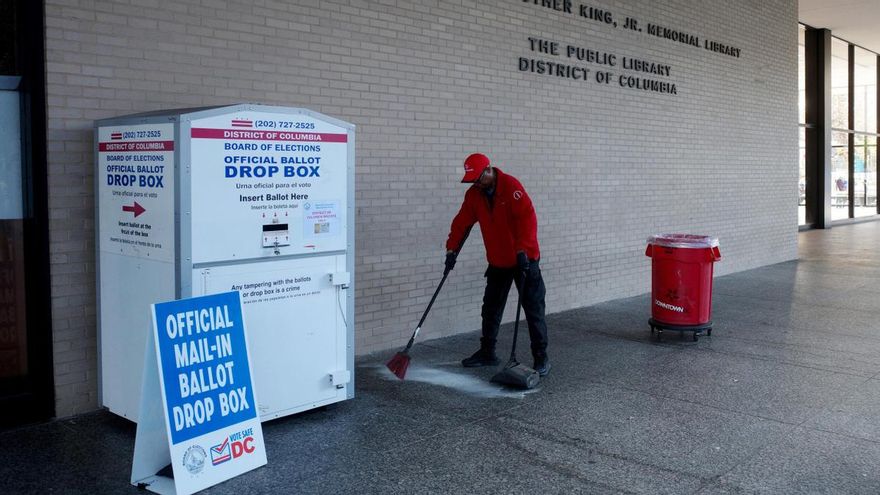 Un trabajador municipal limpia cerca de una urna electoral en Washington DC, este martes.
