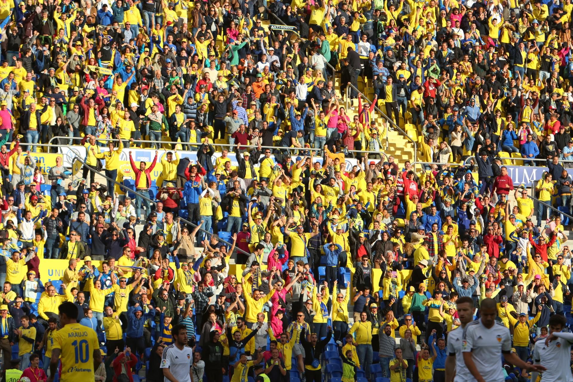 Partido entre la UD Las Palmas y el Valencia CF en el Estadio de Gran Canaria. (Alejandro Ramos).