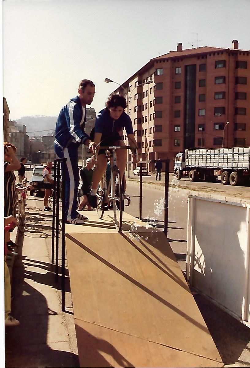 Esperanza Neyra y Emilio Villanueva, en una contrarreloj celebrada en Ponferrada en los años ochenta. 