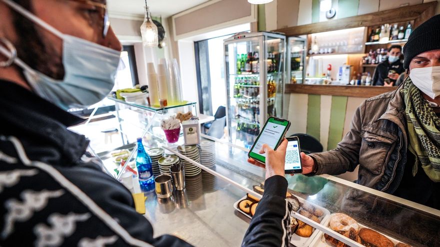 Los pasaportes COVID pueden impulsar la vacunación entre los más jóvenes, según un estudio en seis países