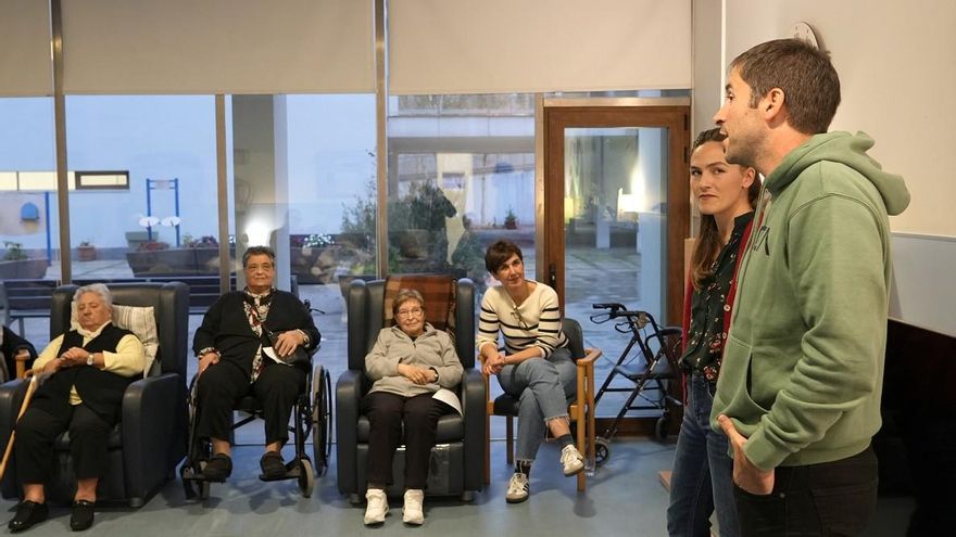 'Bertsolaritza' como terapia para mayores en residencias de Bizkaia: "Combaten la depresión con humor y música"