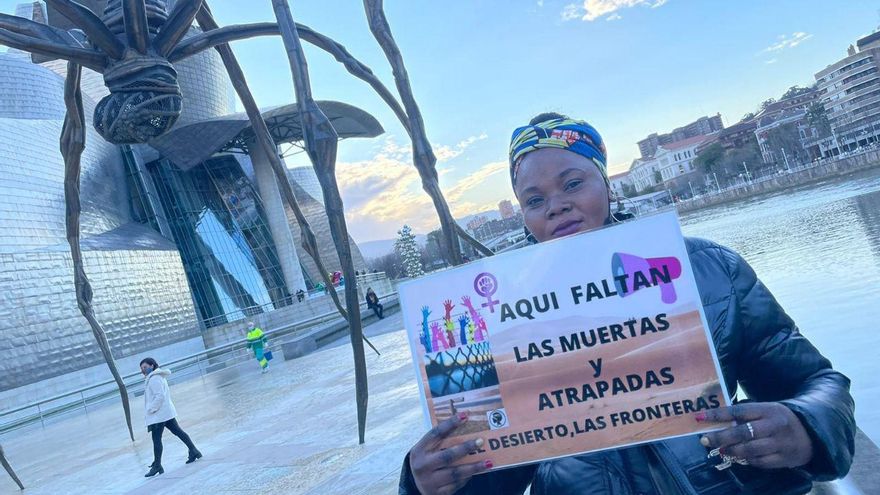 Una mujer miembro de la Red de Mujeres Migradas y Racializadas de Euskal Herria frente al Museo Guggenheim