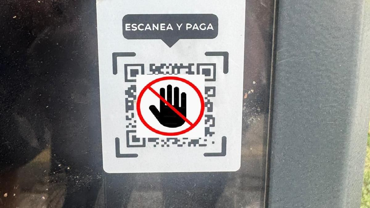 Pegatina QR fraudulenta.