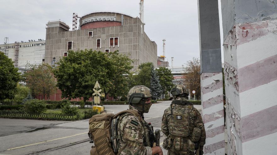 Militares rusos hacen guardia en la planta de energía nuclear de Zaporiyia, en Ucrania, el pasado 1 de septiembre. EFE/EPA/YURI KOCHETKOV