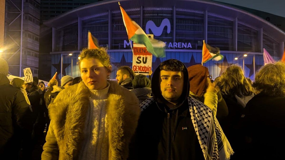 Pablo y Candela, ambos de 22 años, se manifiestan frente al Movistar Arena antes del partido contra el Maccabi Tel Aviv