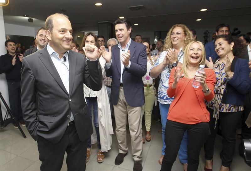 José Manuel Soria, Australia Navarro y Juan José Cardona (EFE/ Elvira Urquijo A.).