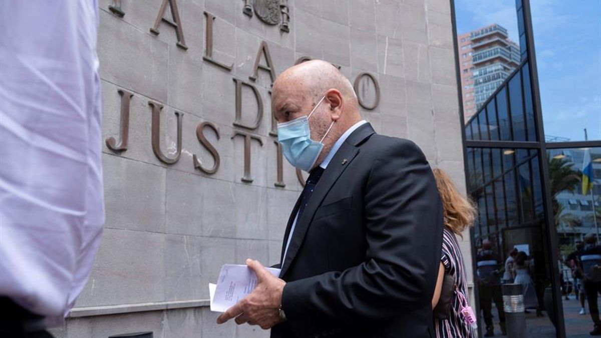 El empresario y presidente del CD Tenerife, Miguel Concepción a su llegada a los juzgados.