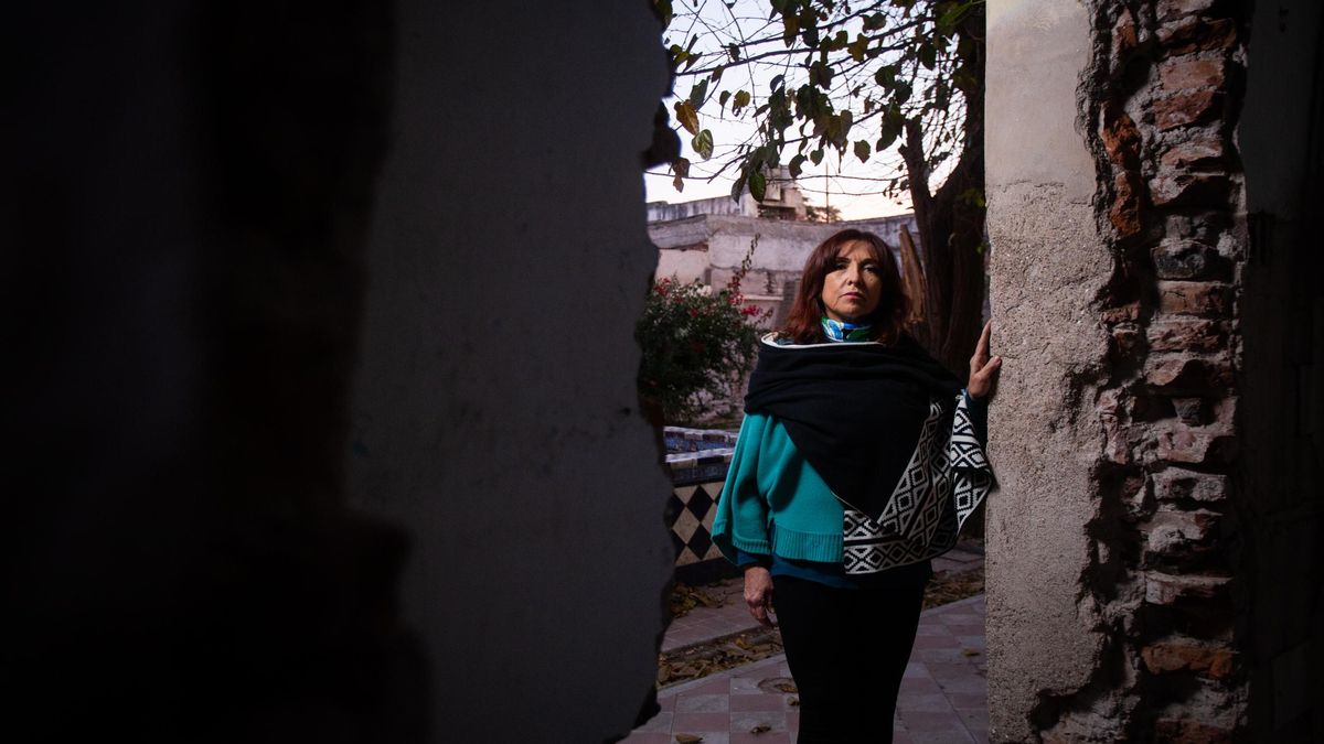 Claudia Mendoza, musicoterapeuta del equipo interdisciplinario que acompaña a sobrevivientes del terrorismo de Estado en La Rioja. Su enfoque novedoso utiliza la música para ayudar a destrabar la voz y apoyar la reconstrucción de la memoria colectiva