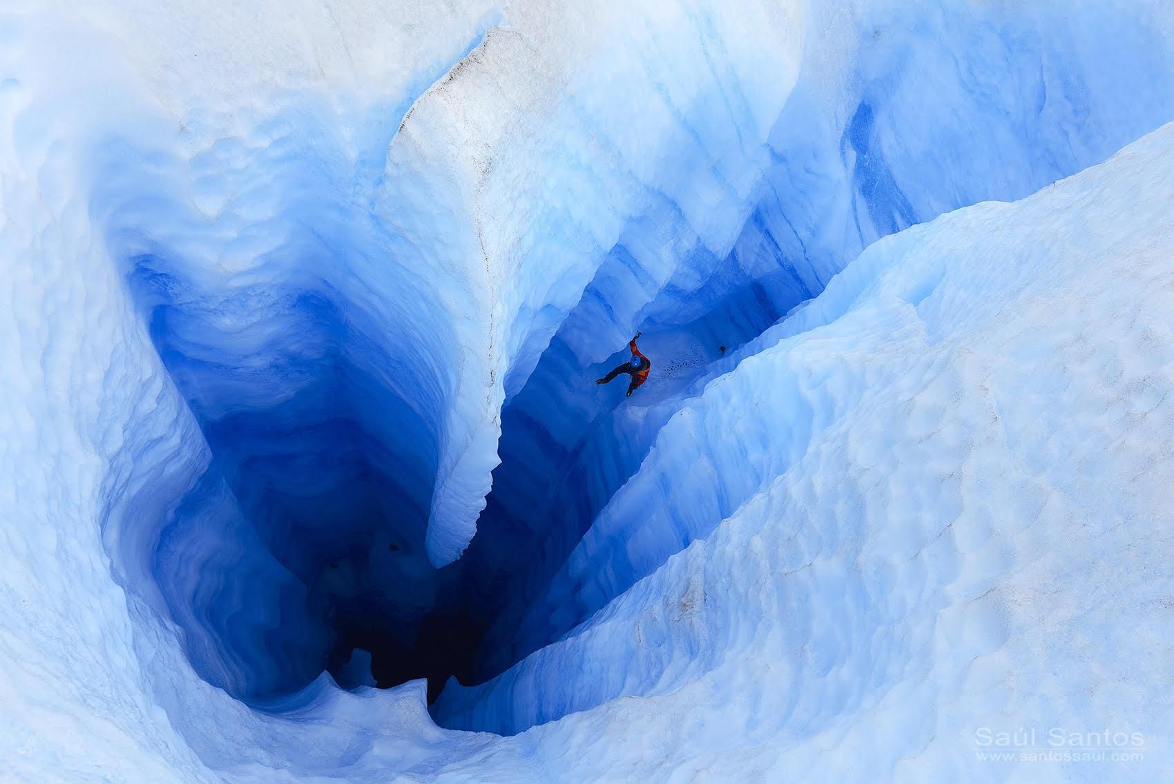 Molino en el interior del glaciar Grey. Chile. SAÚL SANTOS