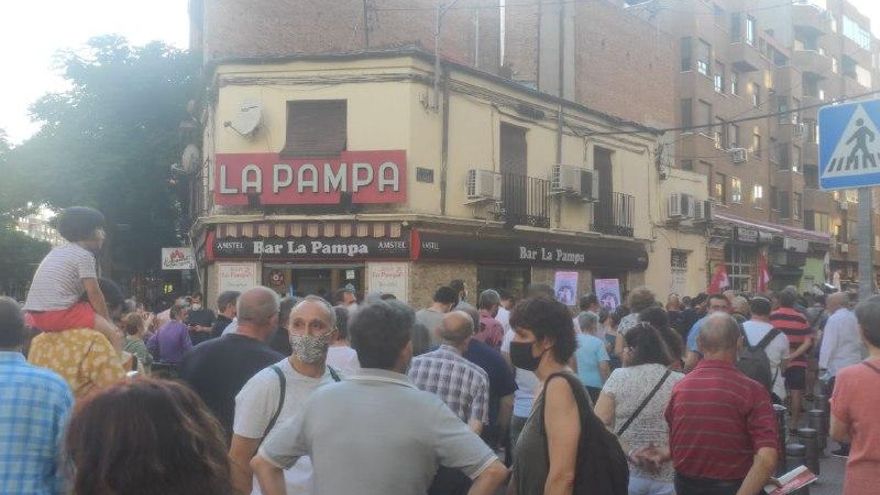 En la esquina del bar La Pampa, justo antes de entrar en la calle de Villaamil