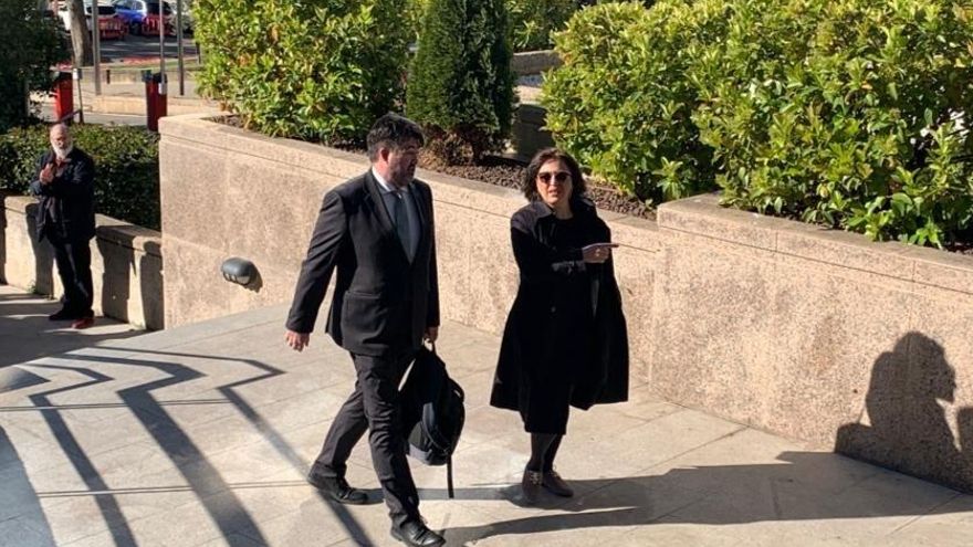 Los exconcejales de Hacienda y Economía Carlos Sánchez Mato (izquierda) y de Cultura, Deporte y Turismo Celia Mayer (derecha) a su llegada a la Audiencia Provincial el 25 de abril de 2022.