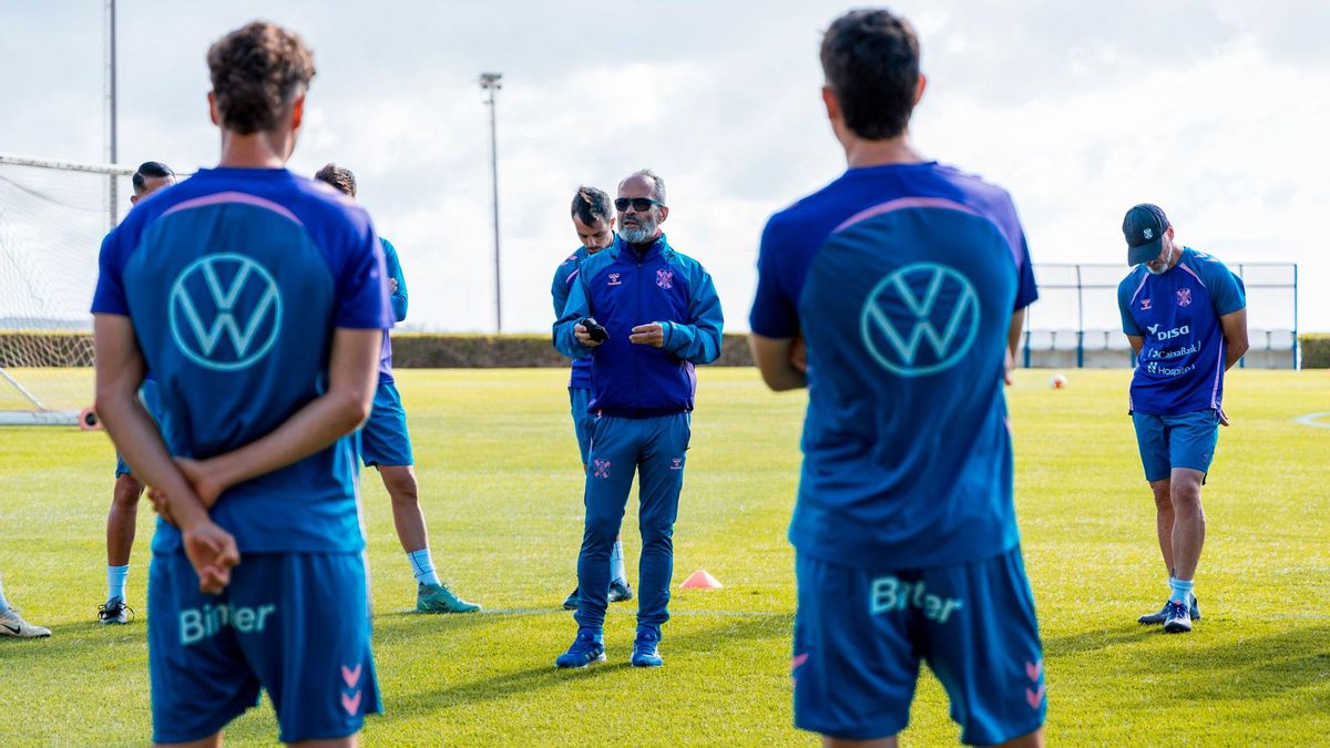 Álvaro se dirige a sus jugadores en un entrenamiento del Tenerife