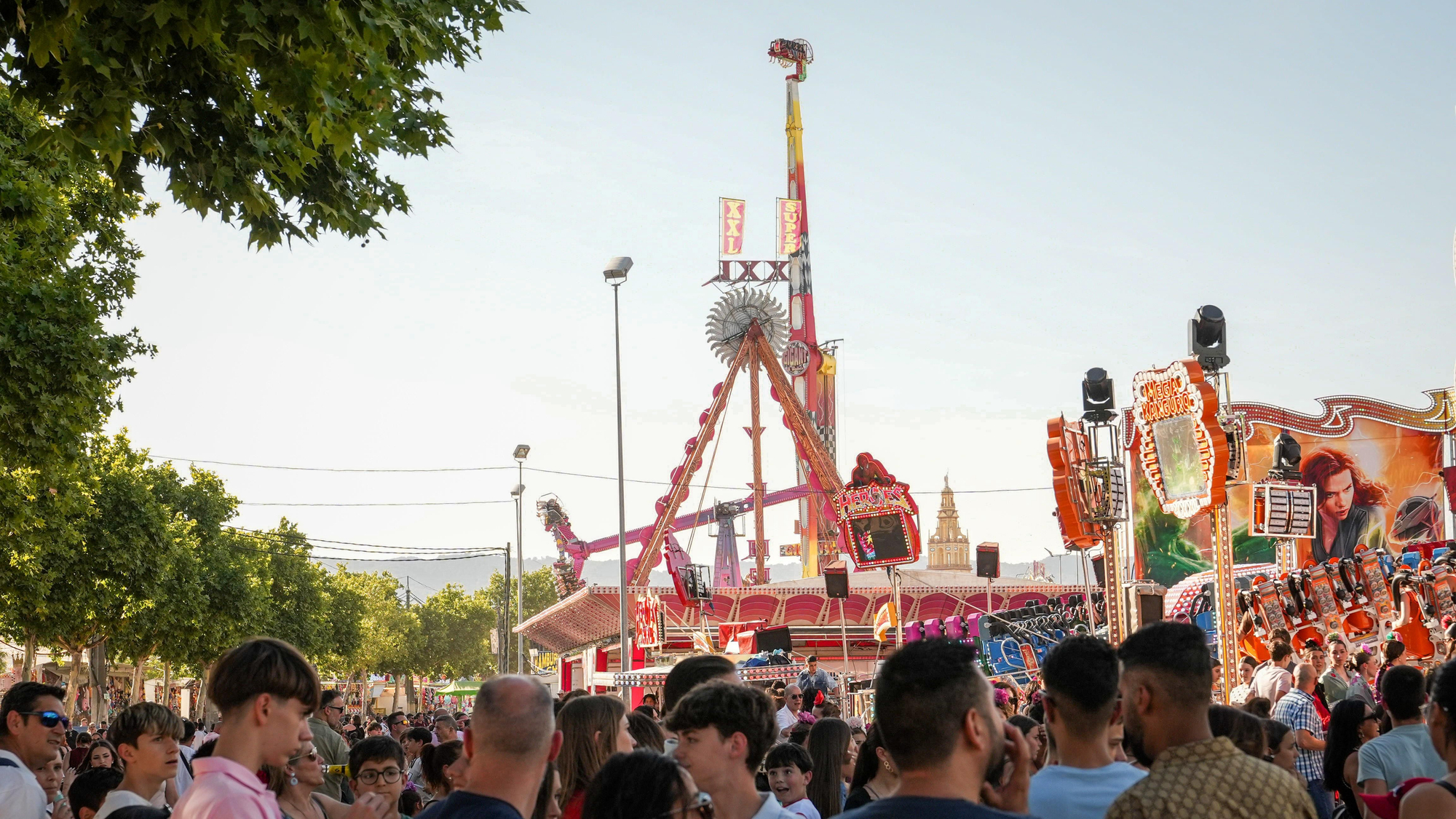 Los 'cacharritos' de la calle del Infierno de la Feria de Córdoba